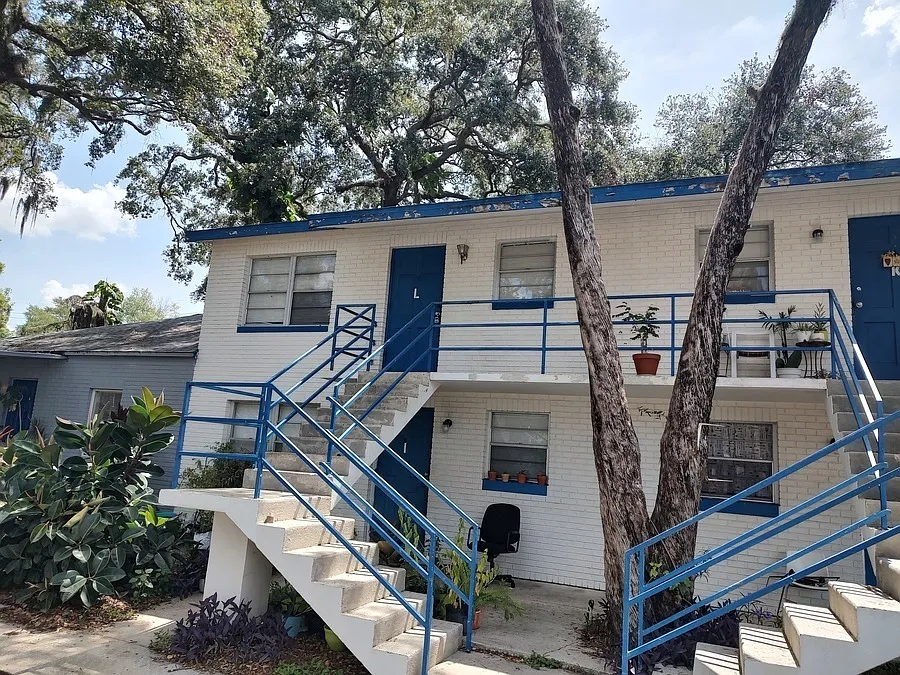 Cricket Apartments @ 119 S Lithia Pinecrest — Photo 1