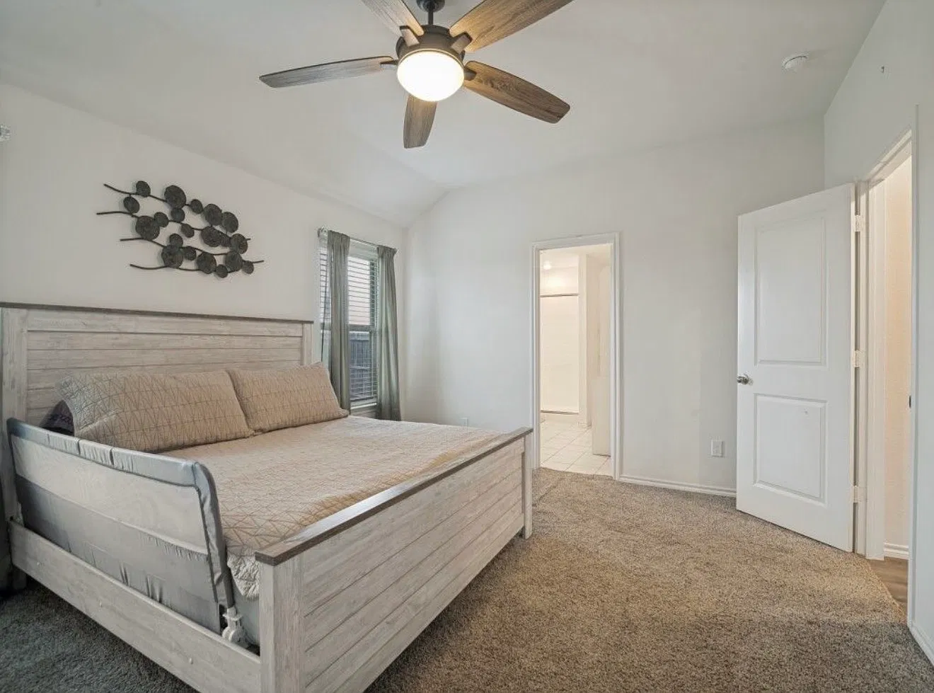 4 bed, 2088 sqft, $2,500 — Photo 3