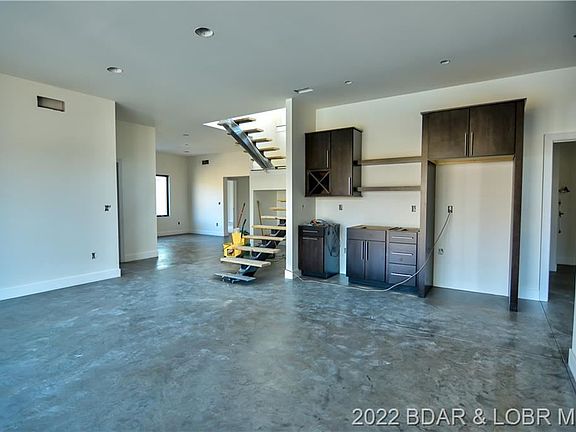 4th image of 151 Grey Oak Dr