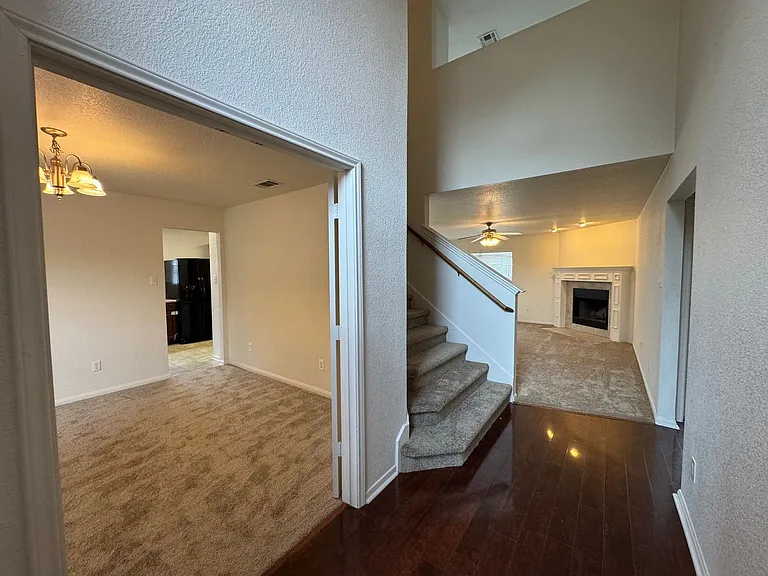 2209 Riley Dr — Photo 2