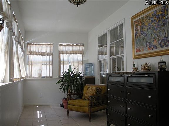 2nd image of 1501 Globe St