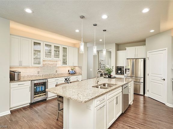 5th image of 527 Arbor Ln
