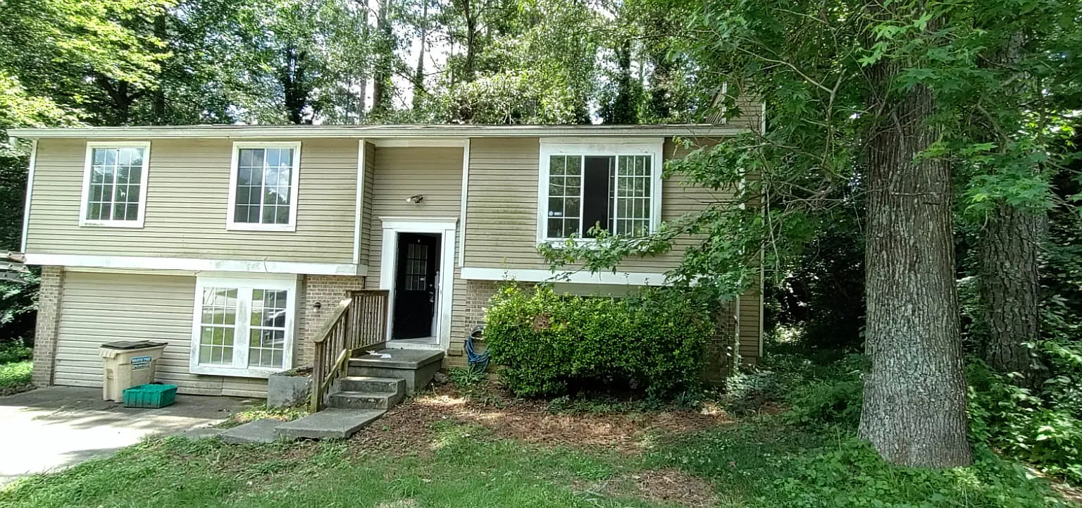Large Single Family in Snellville — Photo 3