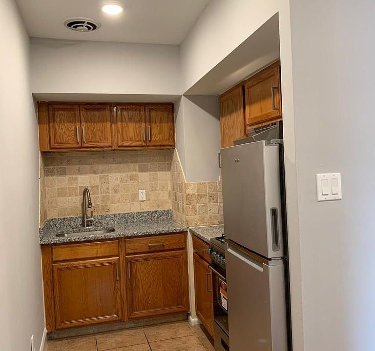 1st image of 400-418 W Walnut Ln #406