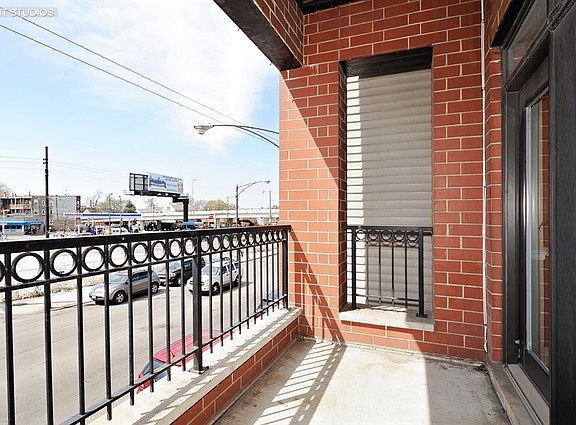 2nd image of 2332 W Belmont Ave APT 2
