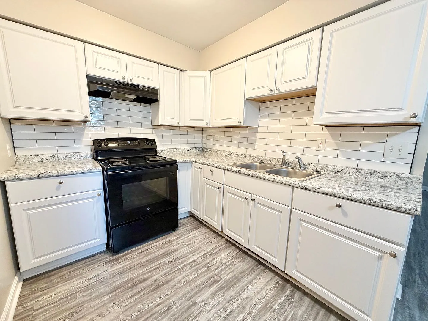 220 Oak Street — Photo 2