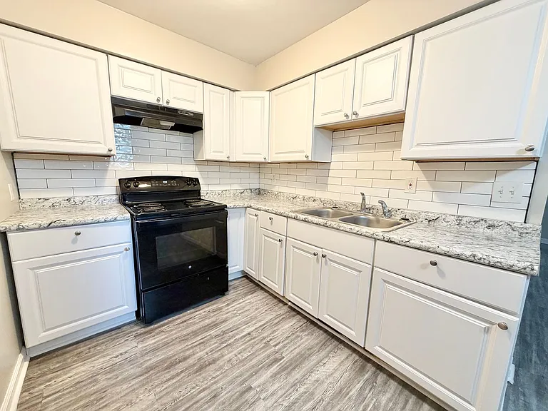 220 Oak Street — Photo 2