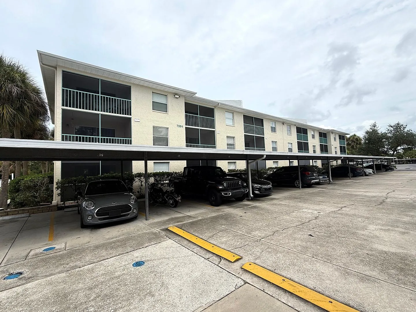 Beautifully Updated 2-Bedroom Condo in Prime Gulf Gate Location — Photo 1