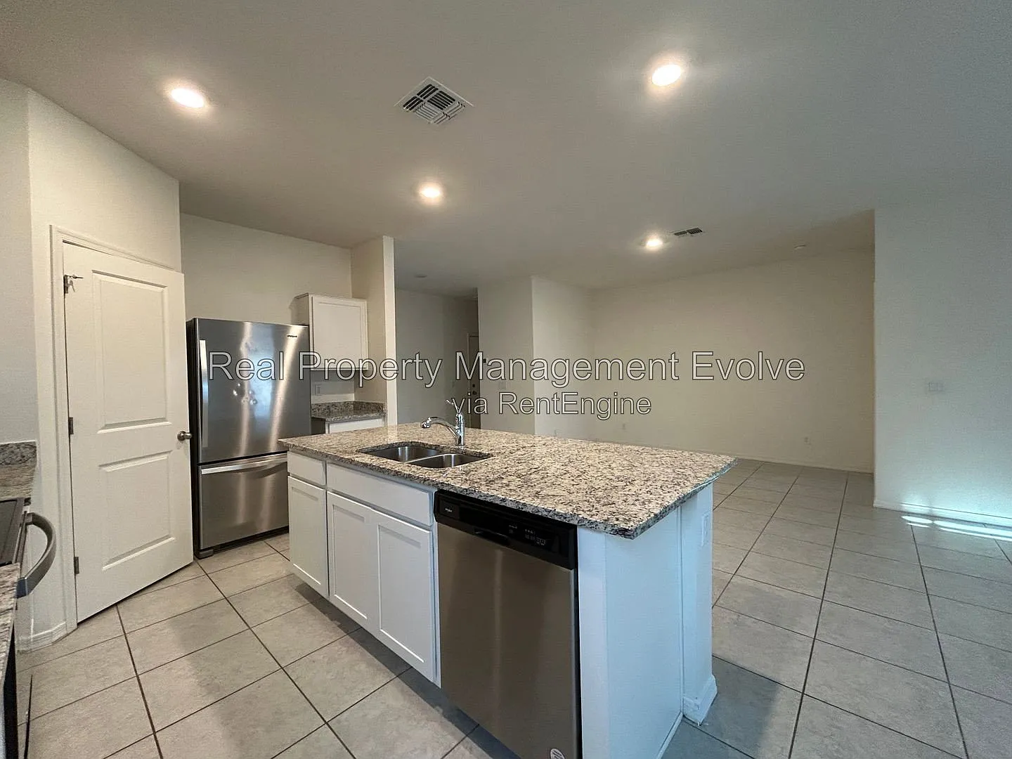 3 bed, 2.0 bath, 1662 sqft, $1,915 — Photo 3