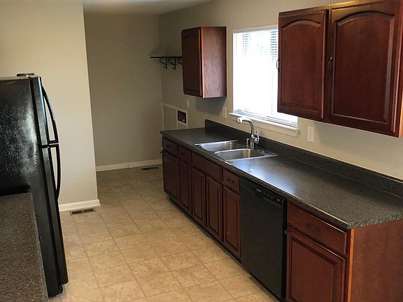 5th image of 90 Waverly Dr
