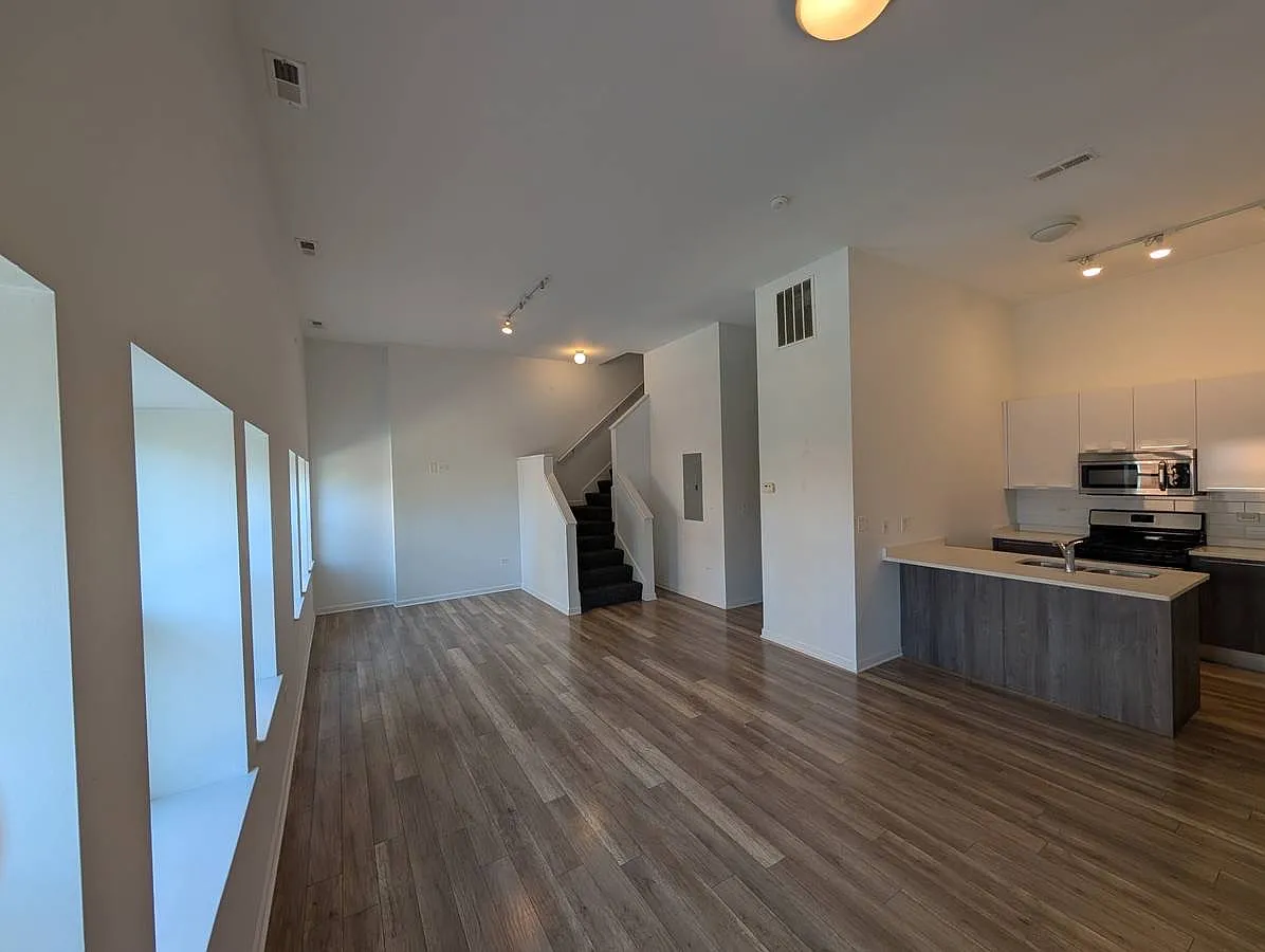 3 bed, $3,000 — Photo 4