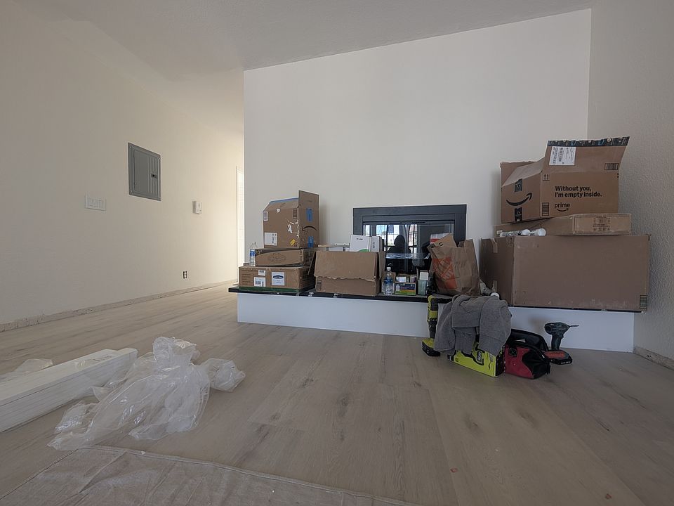 Fireplace (for show only, cannot be used) (more pictures coming)