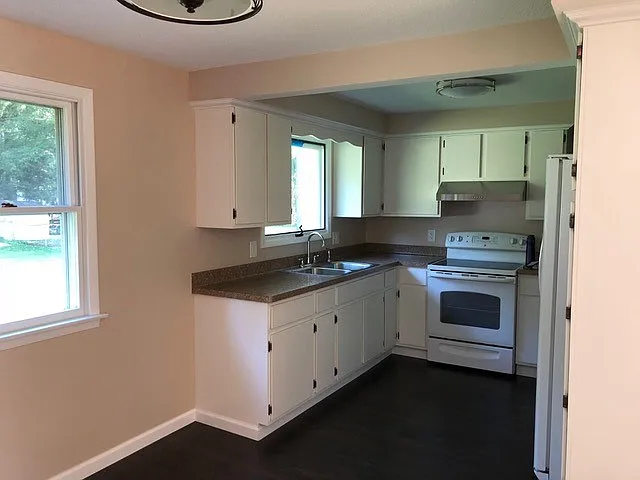 3 bed, 1.0 bath, 1066 sqft, $2,300 — Photo 4