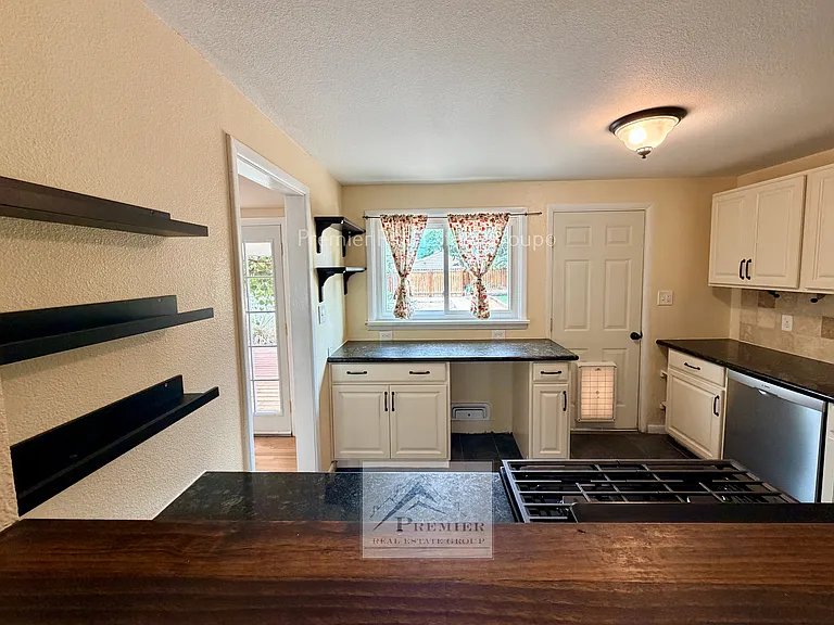 2140 Robin Dr — Photo 8