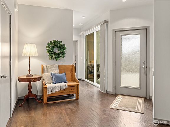4th image of 301 E Country Side Avenue
