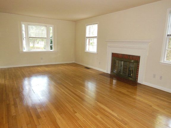 3rd image of 207 Sherwood Dr