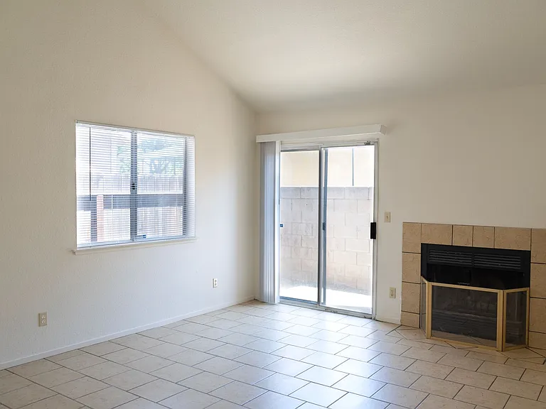 7010 N Thorne Ave — Photo 5