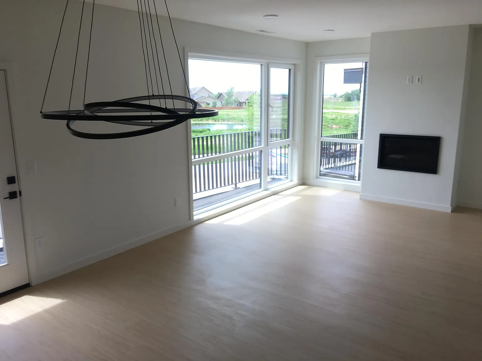 3 bed, 2.5 bath, 2040 sqft, $3,200 — Photo 3