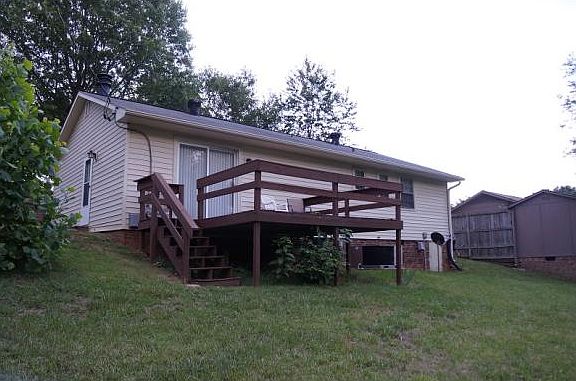 3rd image of 815 Essex Dr