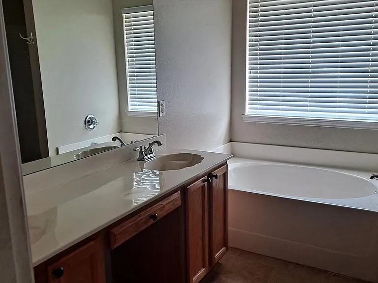 100 Oak Hollow Ln — Photo 7