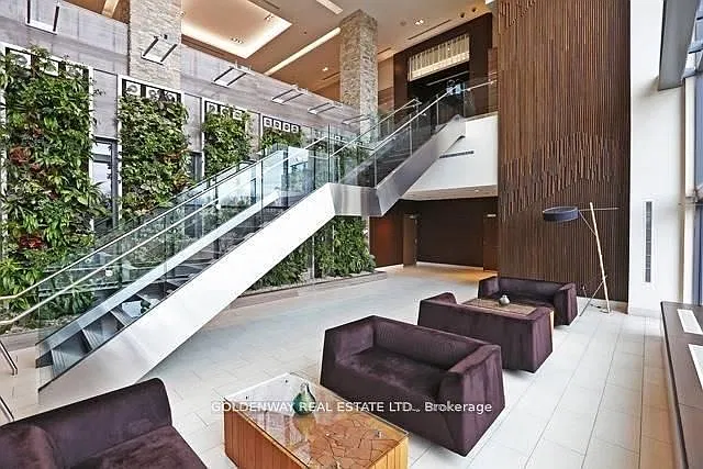Scenic on Eglinton — Photo 2