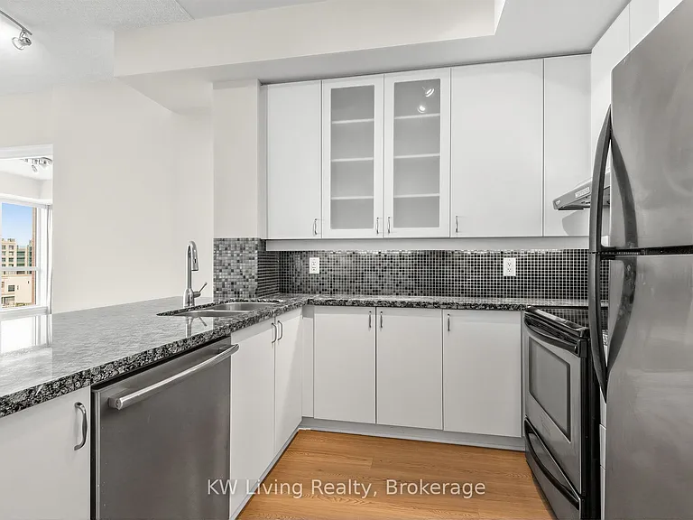21 Upper Duke Cres #604 — Photo 5