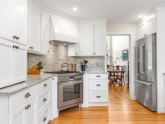 3rd image of 454 Paddock Ln