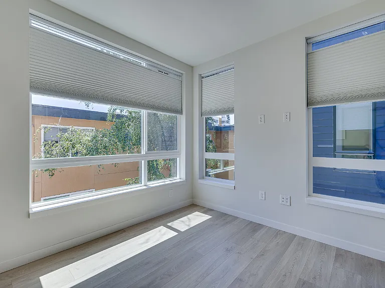 216 10th Ave E — Photo 13