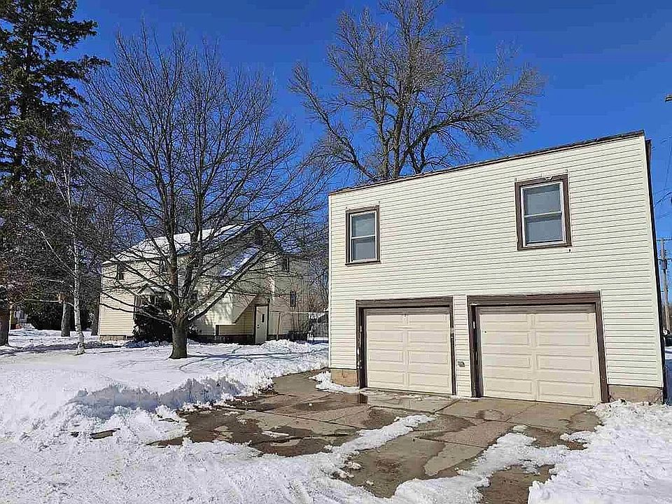 The right garage is for the tenant.