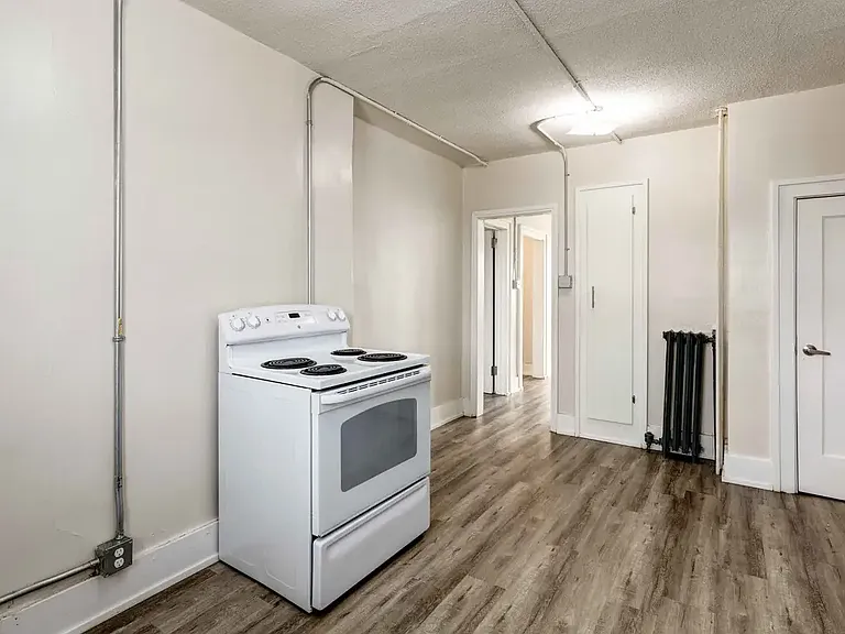 300 1st Ave NW — Photo 13