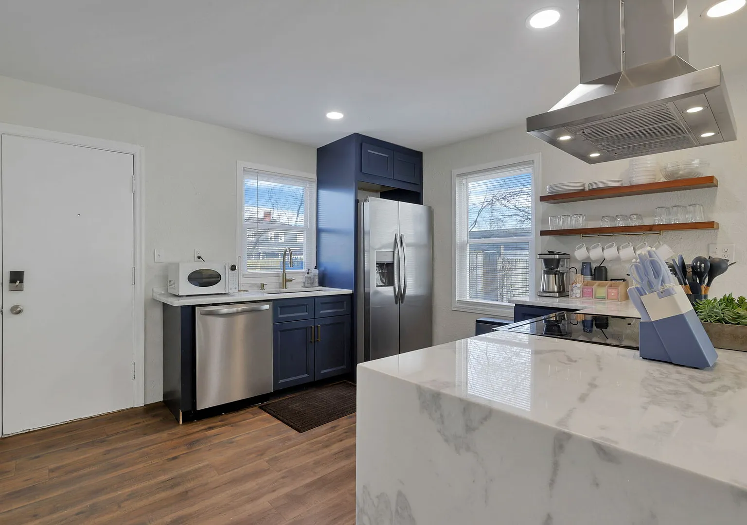 Convenient Newly Renovated 2Bd, 1.5 Ba Dog Friendly, In Unit Laundry — Photo 3