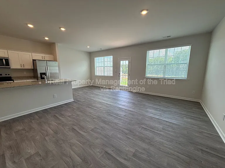 1112 Broholmer Ln — Photo 2