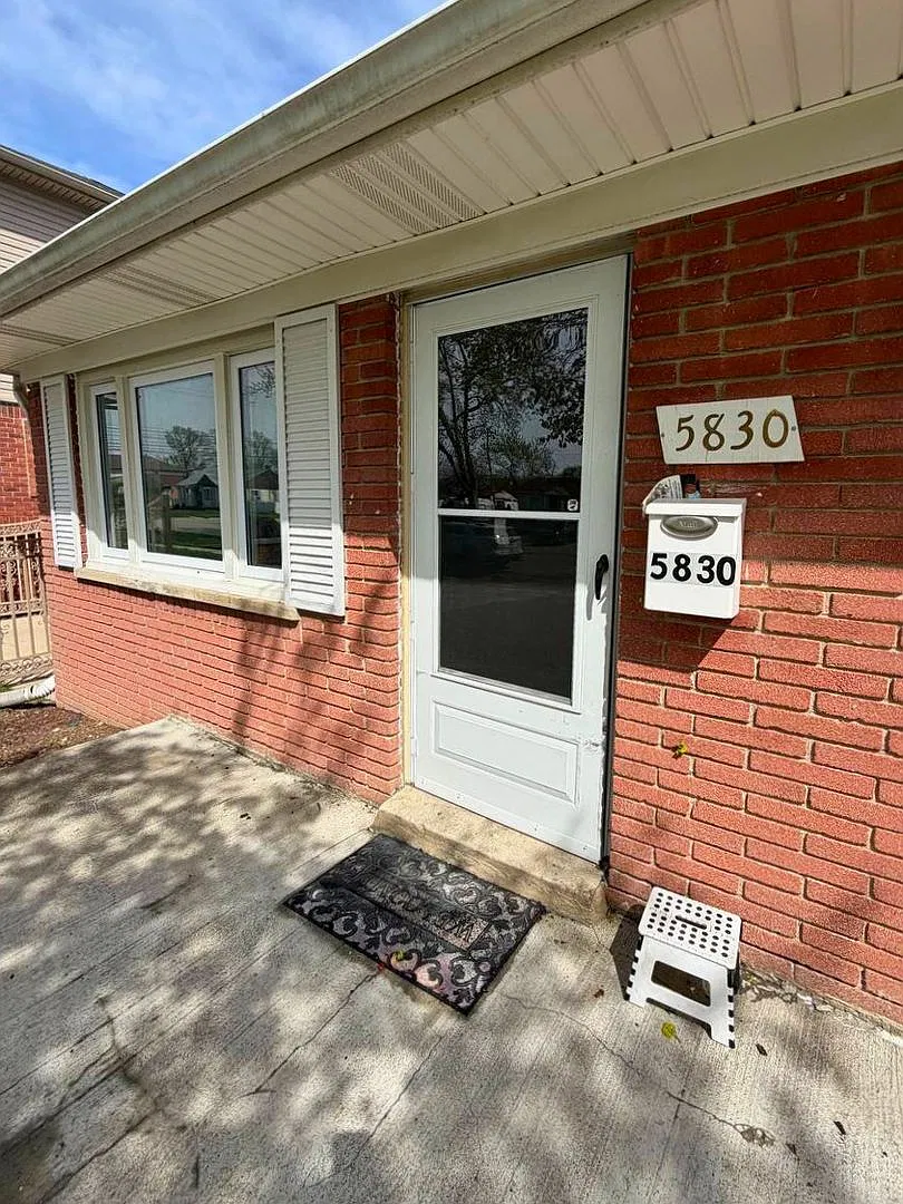 Charming 3-Bedroom Ranch in a Prime Location Near Ford Rd! — Photo 3