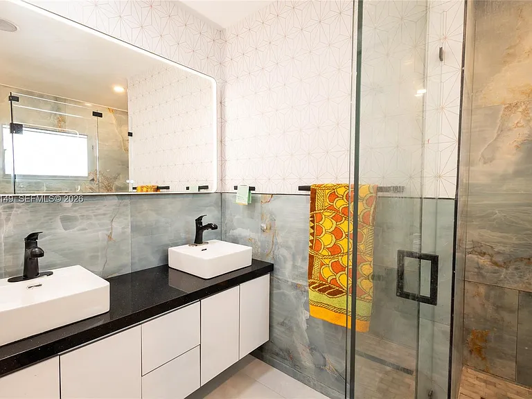 4230 Royal Palm Ave — Photo 11