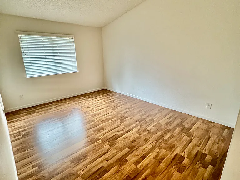 1560 Alma Ter — Photo 10