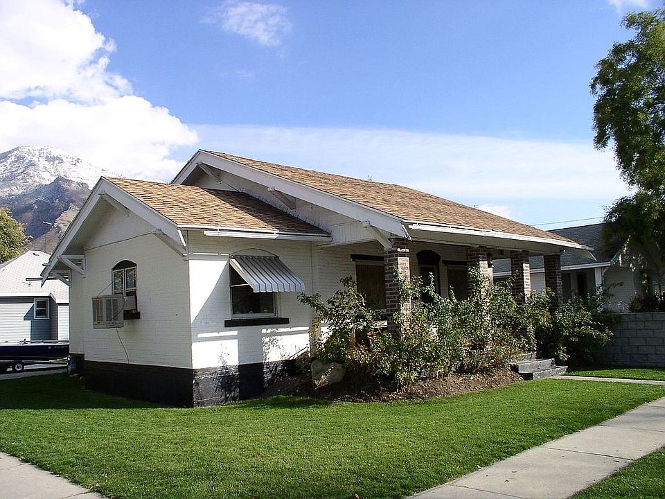 Corner low with a fenced back-yard