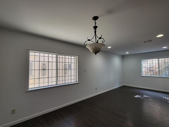 3rd image of 628 N Sycamore Ave