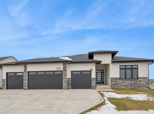 17418 N Valley Dr, Urbandale, IA 50323