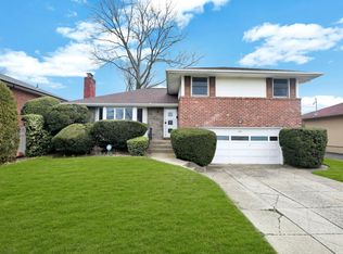 129 Ketchams Rd, Syosset, NY 11791