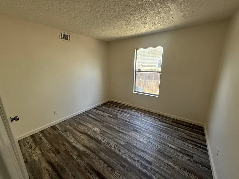 131 Glasgow Way — Photo 47