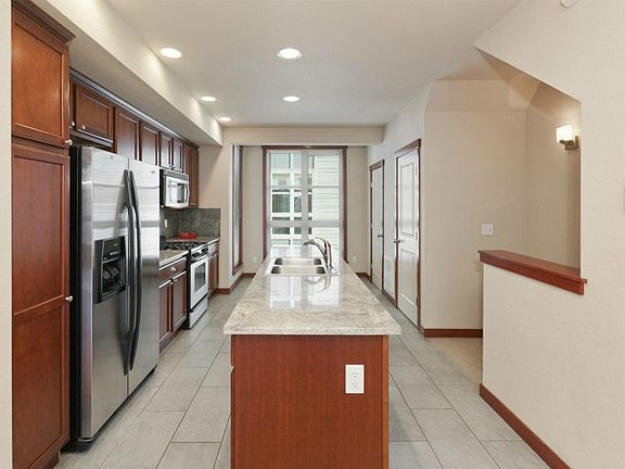 5th image of 716 Nob Hill Ave N #B
