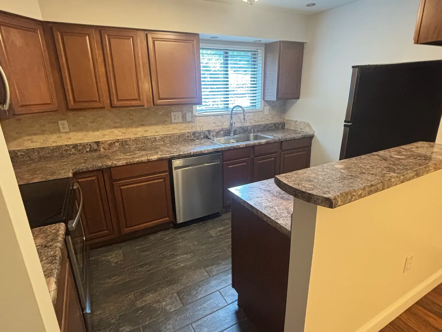 2 bed, 2.5 bath, 1400 sqft, $1,500 — Photo 4