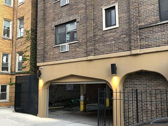 4th image of 455 W Saint James Pl
