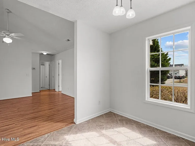 2511 Bradfield Ct — Photo 6