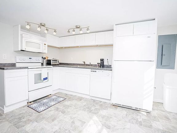4th image of 17 Walworth St #2