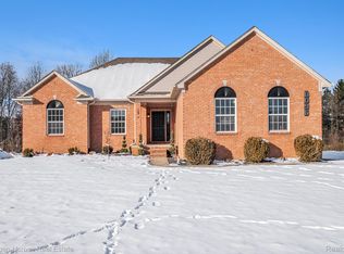 8096 Peninsula Cir, Grand Blanc, MI 48439