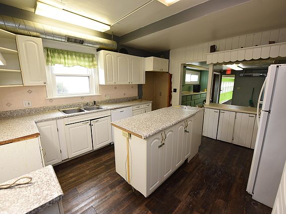 5th image of 1322 Lincoln Way E