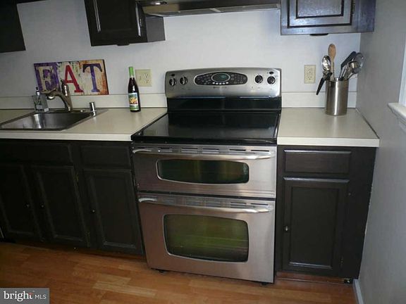 4th image of 704 Woodlawn Ave