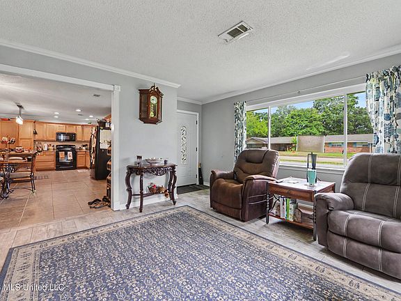 3rd image of 2215 Popps Ferry Rd