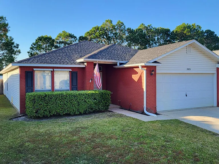 2025 Reserve Blvd — Photo 1